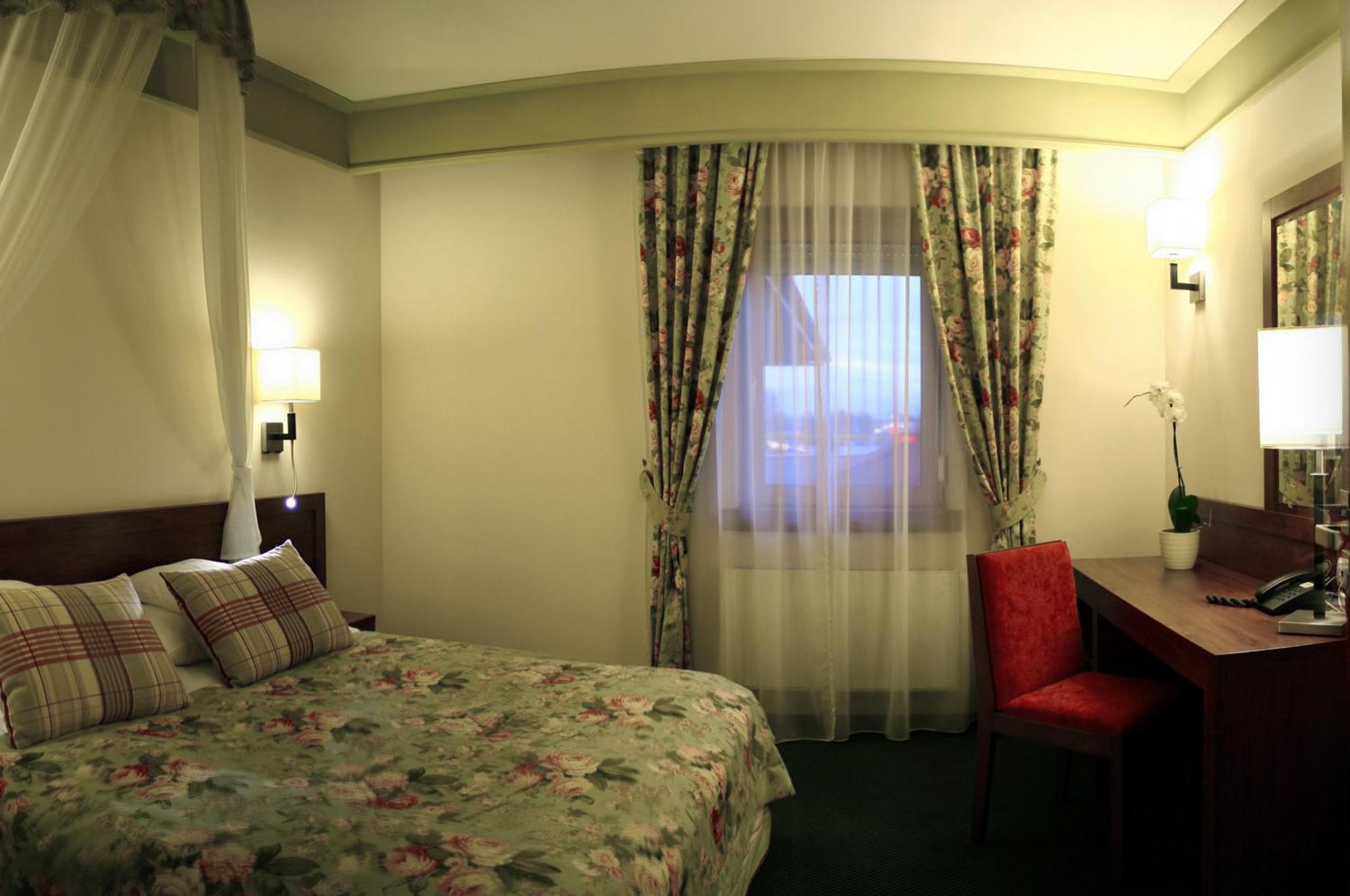 Ahotel Czechowice-Dziedzice Ngoại thất bức ảnh
